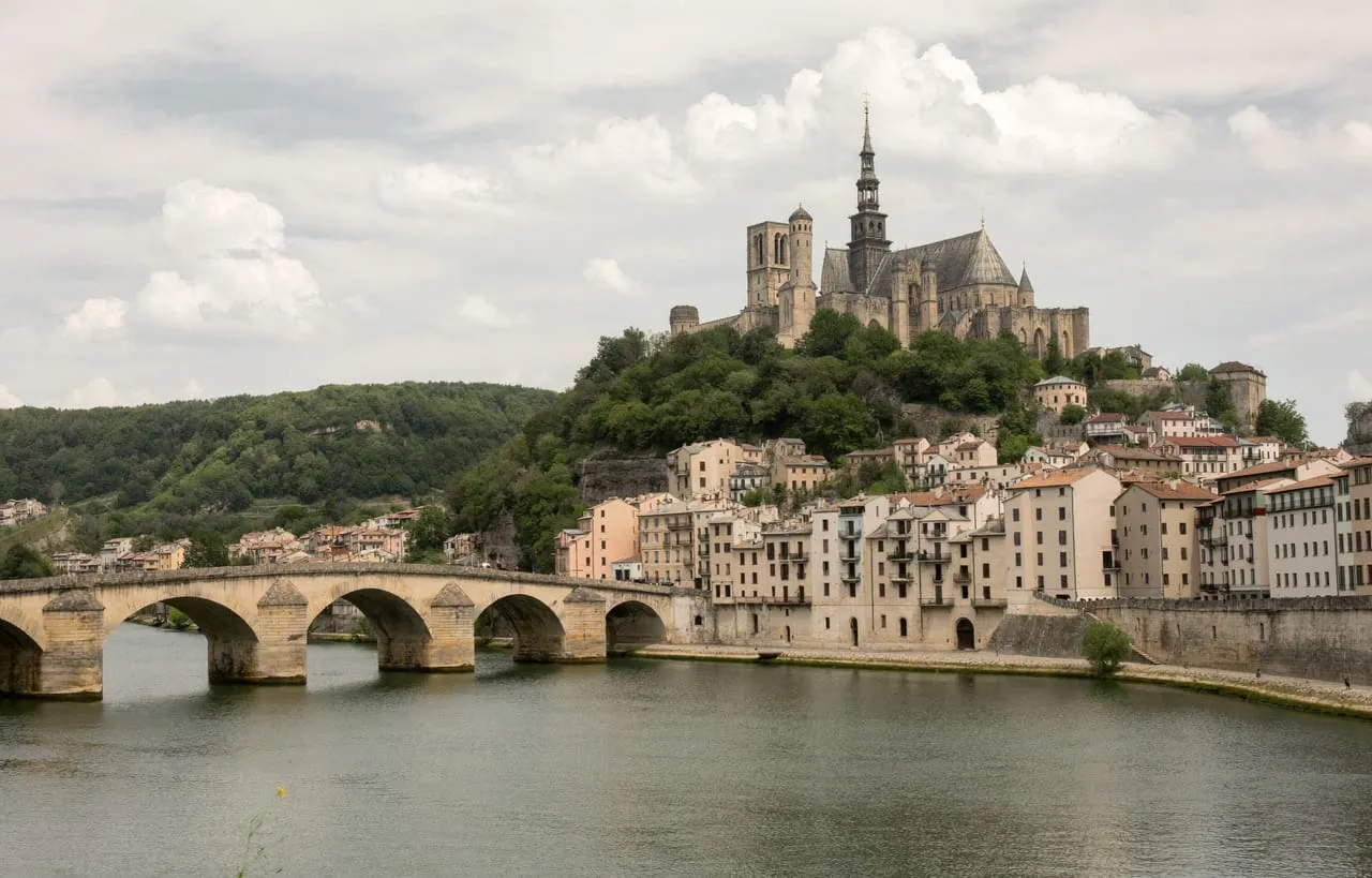 Nevers dominant la Loire, sa cathédrale et son pont